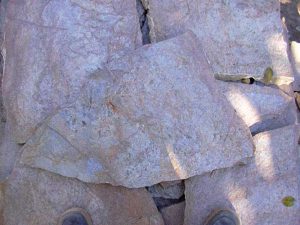 cubiertas-segovia-piedras-irregulares-cuarcita-oro-rustica-1